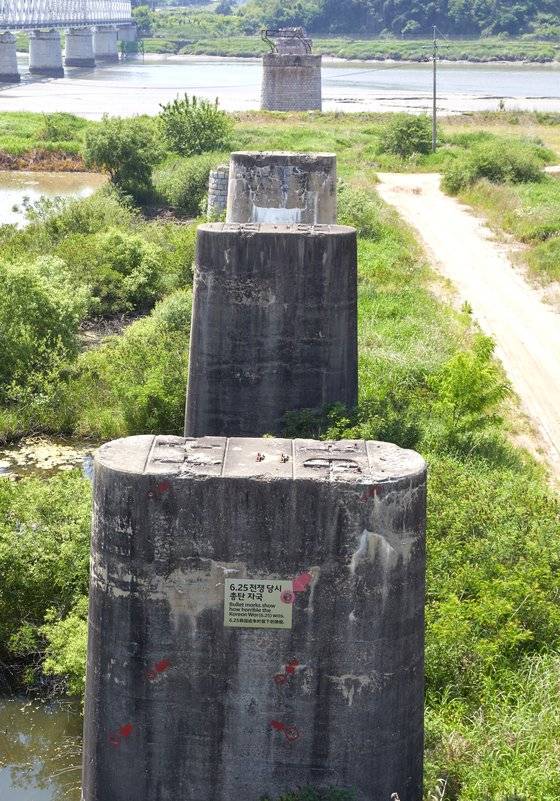 분단의 아픔과 슬픔을 고스란히 드러내는 임진강 철교 기둥의 총탄 자국.