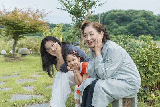 영화 '원더랜드'(5일 개봉)에서 모녀 3대로 호흡 맞춘 (왼쪽부터)배우 탕웨이, 여가원, 니나 파우. 사진 에이스메이커무비웍스