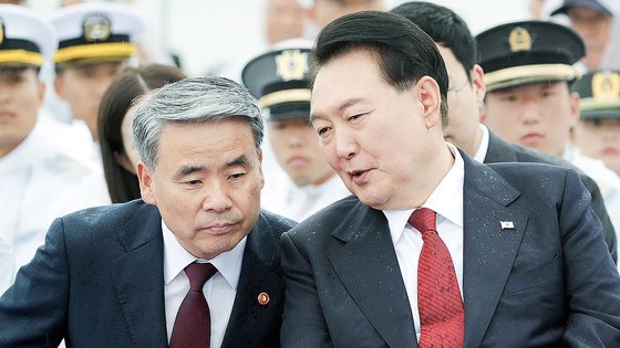 2023년 9월 15일 당시 윤석열 대통령이 인천항 수로 및 팔미도 근해 노적봉함에서 열린 제73주년 인천상륙작전 전승기념식에서 이종섭 국방부 장관과 대화하고 있다. 대통령실통신사진기자단