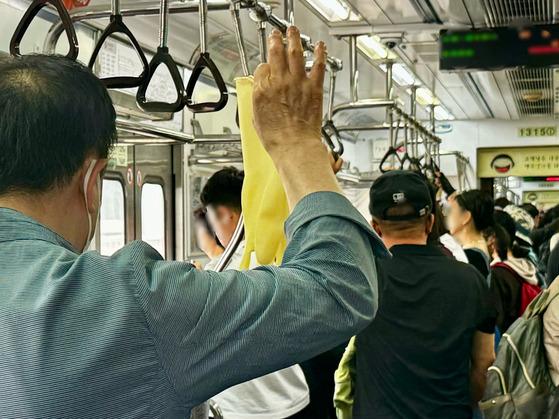 지하철 이동상인은 역과 역 사이의 시간을 고려해 짧고 강한 상품 프레젠테이션(PT)을 한다. 김홍준 기자