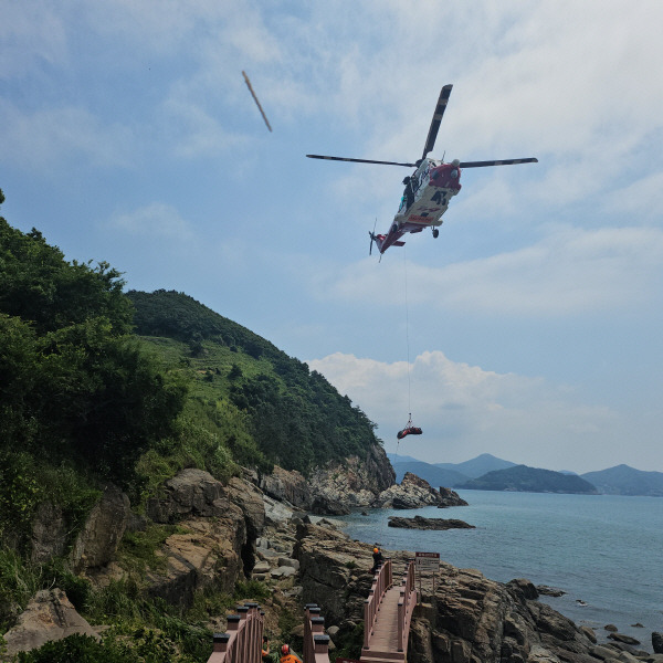 헬기로 후송하고 잇다. 경남도소방본부 제공