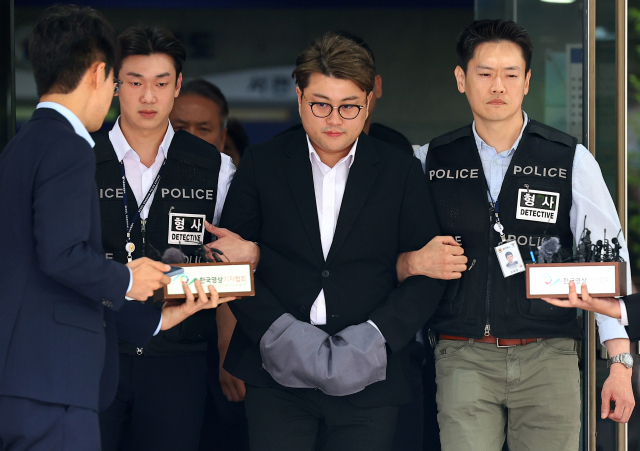 Singer Kim Ho-Joong leaves the Seoul Central District Court building in Seocho-gu, Seoul, after attending a court hearing to determine whether to issue a warrant for his arrest on May 31. (Yonhap)
