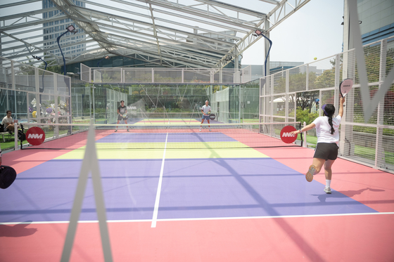 Mary joins a group of padel enthusiasts who are way out of her league. (Skillwise.) [MMOVE]