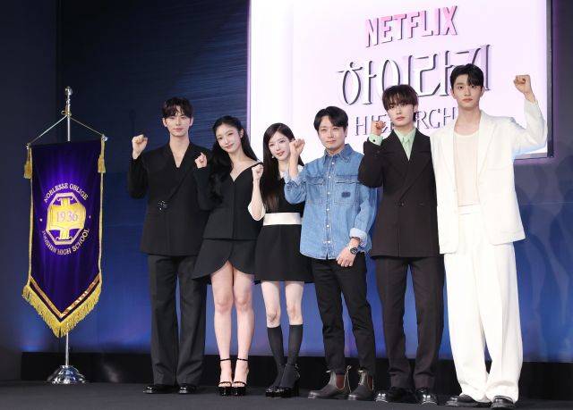 3일 오전 서울 중구 앰배서더 서울 풀만 호텔에서 열린 넷플릭스 드라마 '하이라키' 제작발표회에서 배우 김재원, 이원정, 배현진 감독, 배우 노정의, 지혜원, 이채민(오른쪽부터)이 포즈를 취하고 있다. 연합뉴스