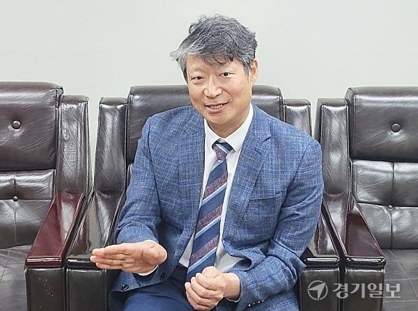 전성원 경기도치과의사회장이 구강관리의 중요성에 대해 설명하고 있다. 김보람기자