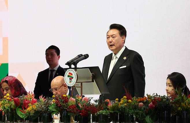 윤석열 대통령이 3일 서울 중구 신라호텔 영빈관에서 열린 한·아프리카 정상회의 환영만찬에서 만찬사를 하고 있다. / 사진=연합뉴스