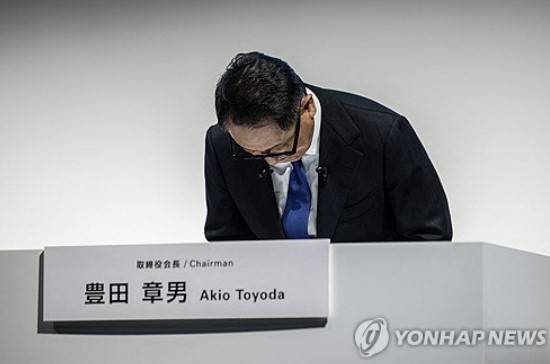 도요다 아키오 도요타 회장은 3일 도쿄에서 기자회견을 열어 “그룹 내에서 문제가 발생한 것에 대해 그룹 책임자로서 진심으로 사죄드린다”며 머리를 숙였다. [사진 = 연합뉴스]
