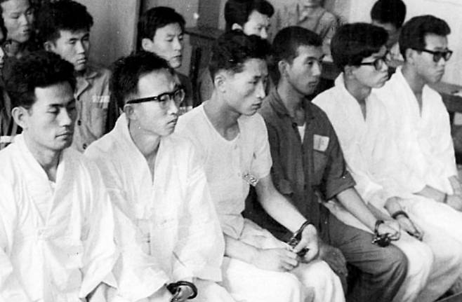 박정희 정권은 1964년 6월3일 항쟁 시위 주동 인물과 배후세력으로 지목된 학생과 정치인, 언론인 등 1120명을 검거했다. 사진은 이명박(왼쪽에서 세번째) 전 대통령이 1964년 6.3 시위로 구속돼 재판받는 모습. /사진=뉴시스(MB 캠프 제공)