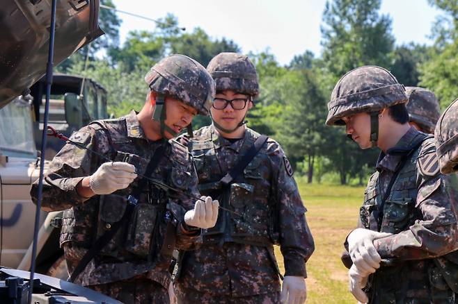 감사원은 최근 3년(2020년~2022년)간 정신질환으로 속이고 조기전역하거나 전시근로역에 편입된 병사들에 대해 병무청이 아무런 조치를 하지 않았다고 밝혔다. 사진은 육군 제11기동사단 현역·예비군 장병들이 차량정비 요령을 경청하는 모습. / 사진= 뉴스1