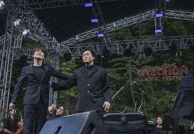 계촌클래식축제에서 특별한 무대를 선보인 피아니스트 조성진(왼쪽)과 지휘자 김선욱 [현대차 정몽구 재단 제공]