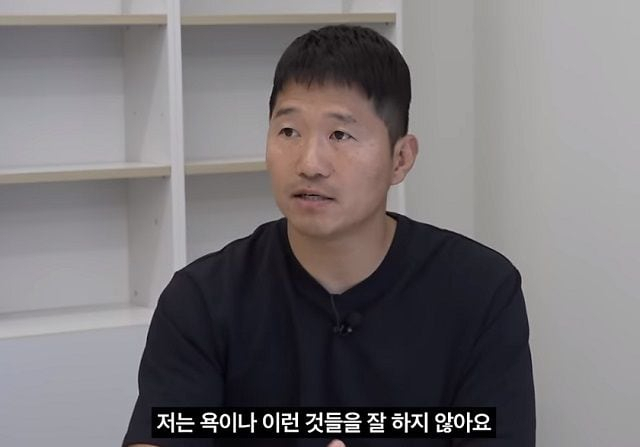 반려견 훈련사 강형욱씨가 지난 달 24일 직원 갑질 의혹에 대해 해명하고 있다. [유튜브 '강형욱의 보듬TV']