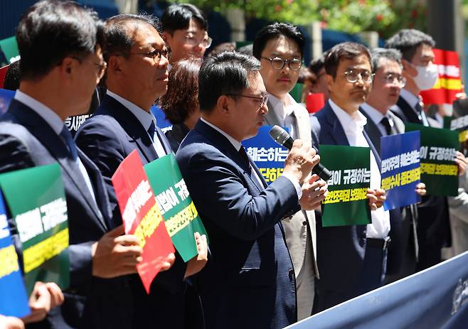 대한변호사협회 김영훈 회장을 비롯한 변호사들이 3일 오전 서울 종로구 서울경찰청 앞에서 변호인 조력권 침해 수사 중단 촉구 기자회견을 하고 있다. 이들은 경찰이 대한의사협회 법률상담 등의 법률 지원 업무를 수행한 변호사들을 소환해 10시간 넘게 참고인 조사는 등 무리한 수사를 하고 있다며 규탄했다. [연합]