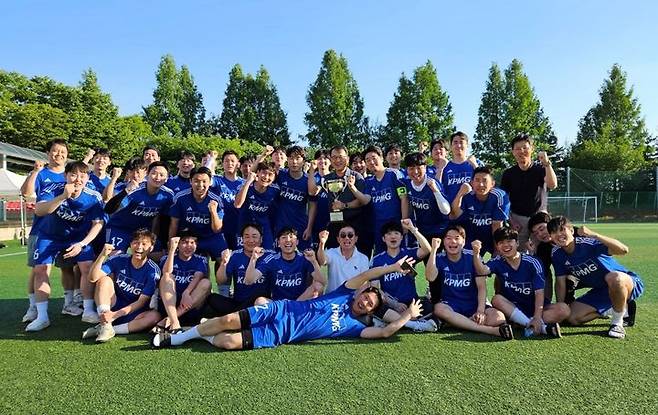 제17회 4대 회계법인 축구대회에서 우승한 삼정KPMG 선수들이 김교태 회장(가운데)과 기념 촬영을 하고 있다. (사진=삼정KPMG 제공) *재판매 및 DB 금지