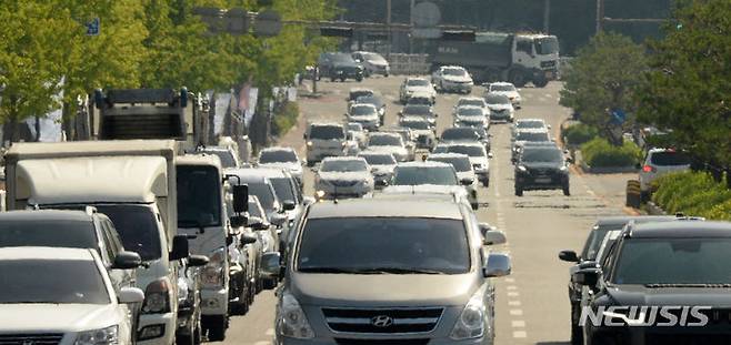 [전주=뉴시스] 김얼 기자 = 연일 무더위가 기승을 부리며 영상 30도를 웃도는 날씨가 이어지고 있는 지난달 23일 전북 전주시 백제대로에 아지랑이가 피어오르고 있다. 2024.05.23. pmkeul@newsis.com