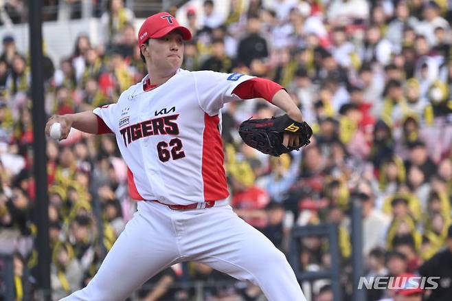 [광주=뉴시스] 이영주 기자 = 23일 오후 광주 북구 광주-기아챔피언스필드에서 열린 2024 신한 쏠뱅크 KBO리그 KIA 타이거즈 대 키움히어로즈의 경기, 9회 초 KIA 마무리 투수 정해영이 역투하고 있다. 2024.03.23. leeyj2578@newsis.com