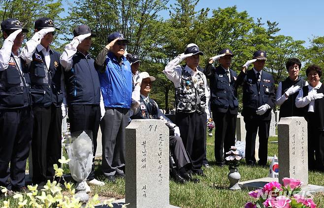 [서울=뉴시스] 김금보 기자 = 3일 오전 서울 동작구 국립서울현충원에서 송파구 국가유공자들이 묘역 정비 봉사 활동에 앞서 추모식을 하고 있다. 2024.06.03. kgb@newsis.com