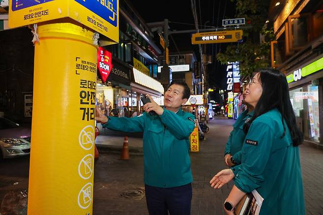 [대구=뉴시스] 대구시 중구는 동성로 일대에 LED 안내판 외 각종 안전 시설물을 보강하는 등 범죄예방 도시환경디자인 사업을 완료했다. (사진=대구시 중구 제공) 2024.06.03. photo@newsis.com  *재판매 및 DB 금지