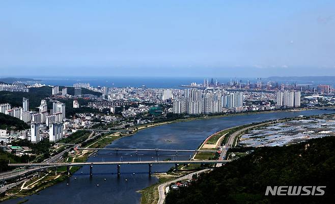 [경주=뉴시스] 이무열 기자 = 윤석열 대통령이 3일 오전 경북 포항시 영일만 앞바다에 140억 배럴에 달하는 석유와 가스가 매장돼 있을 가능성이 높다고 발표했다.사진은 3일 경북 경주시 강동면 형산에서 바라본 포항 영일만 앞바다 수평선의 모습. lmy@newsis.com