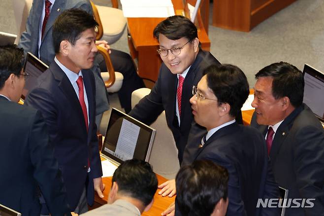 [서울=뉴시스] 조성우 기자 = 윤상현(가운데) 국민의힘 의원이 지난달 28일 오후 서울 여의도 국회에서 열린 제414회 국회(임시회) 제2차 본회의에서 순직 해병 수사 방해 및 사건 은폐 등의 진상규명을 위한 특별검사의 임명 등에 관한 법률안 재의의 건 표결을 기다리며 동료 의원들과 대화하고 있다. 2024.05.28. xconfind@newsis.com