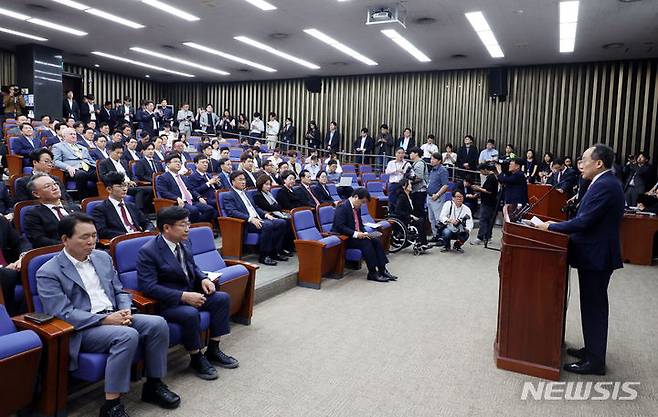 [서울=뉴시스] 조성봉 기자= 추경호 국민의힘 원내대표가 3일 오후 서울 여의도 국회에서 열린 의원총회에서 발언을 하고 있다. 2024.06.03 suncho21@newsis.com