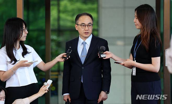 [서울=뉴시스] 김선웅 기자 = 이원석 검찰총장이 3일 서울 서초구 대검찰청에서 퇴근하며 민주당 발의 '대북송금 검찰조작 특검법' 관련 입장을 말하고 있다. 2024.06.03. mangusta@newsis.com