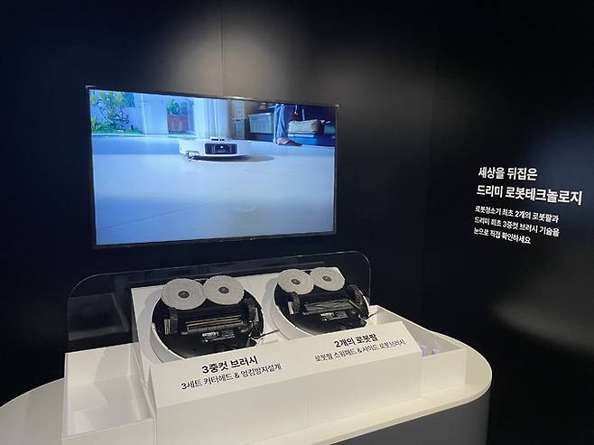 ‘X40 울트라(X40 Ultra)’는 로봇 스윙 기술로 구석진 부분과 불규친한 모서리를 따라 더욱 유연한 물걸레 청소를 할 수 있다.