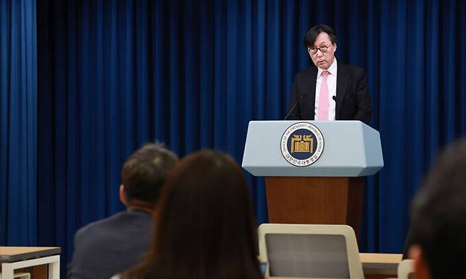 장호진 국가안보실장이 2일 서울 용산 대통령실 청사에서 이날 열린 국가안전보장회의(NSC) 상임위원회 확대회의 관련 브리핑을 하고 있다. 연합뉴스