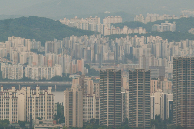 서울 남산에서 바라본 서울 시내 아파트 단지 모습. /연합뉴스