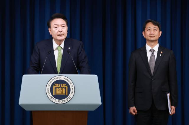 윤석열 대통령이 3일 서울 용산 대통령실 청사 브리핑실에서 열린 국정 브리핑에서 동해 석유·가스 매장과 관련해 설명하고 있다. 윤 대통령의 오른쪽은 국정 브리핑에 배석한 안덕근 산업통상자원부 장관. 연합뉴스