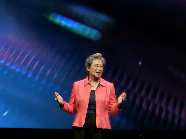 리사 수 AMD CEO가 3일(현지시간) 대만 타이베이 난강전시관에서 열린 '컴퓨텍스 2024' 기조연설에서 발표하고 있다. 사진=허진 기자
