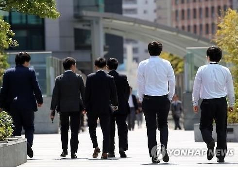 일본 직장인들이 점심식사를 위해 이동하고 있다. 연합뉴스
