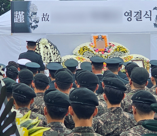 군기 훈련을 받다가 쓰러져 숨진 육군 훈련병의 영결식이 30일 오전 전남 나주 한 장례식장에서 엄수되고 있다. 뉴스1