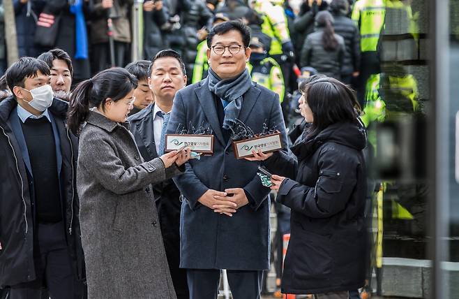 더불어민주당 전당대회 돈봉투 살포 의혹 관련, 지난해 12월 서울중앙지방법원에서 열린 구속 전 피의자심문(영장실질심사)에 출석한 송영길 전 민주당 대표 자료사진. ⓒ시사저널 최준필