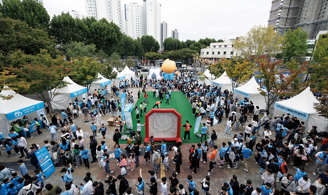 대구 DGB 대구은행파크 근처 부스에 축구팬들이 몰려있다. 대구FC 제공