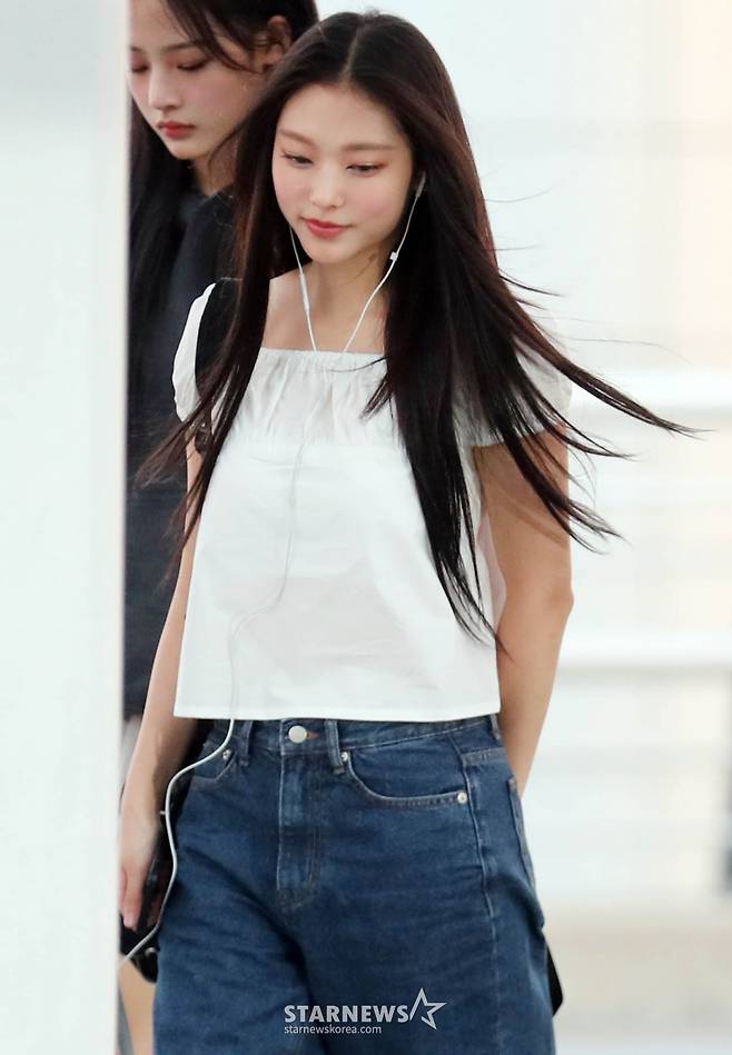 뉴진스 해린 '줄이어폰이 멋있죠'[★포토]