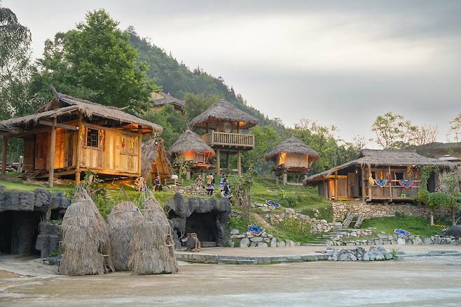 요산고채의 가옥은 1층은 가축이 살고 2층은 사람이 거주하는 형태를 띤다