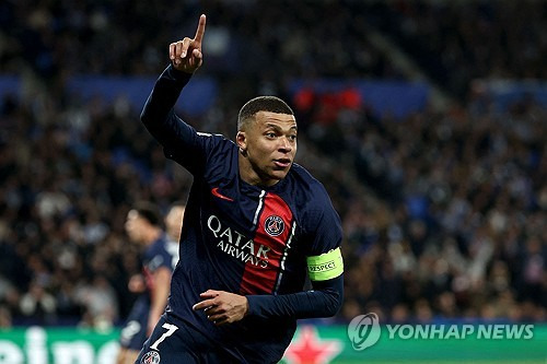 프랑스 슈퍼스타 킬리안 음바페가 현소속팀 프랑스 파리 생제르맹(PSG)을 떠나 이번 시즌 유럽축구연맹(UEFA) 챔피언스리그 우승팀인 스페인 거함 레알 마드리드로의 이적을 눈 앞에 두고 있다. 이적시장 전문가인 파브리치오 로마노는 이미 특정 선수의 이적이 거의 성사됐을 때 알리는 시그니처 세리머니인 'Here we go'를 띄웠다. 그런 가운데 AI가 2025년 발롱도르 수상자로 일찌감치 음바페를 예측해 시선을 끌고 있다. 연합뉴스