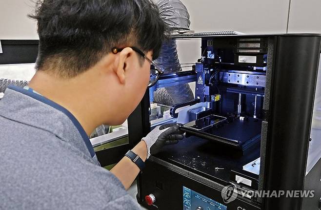 삼성전자서비스, 친환경 서비스 '디스플레이 단품 수리' 확대 (서울=연합뉴스) 삼성전자서비스가 '폴더블폰 디스플레이 단품 수리'를 확대하며 갤럭시 사용 고객의 서비스 편의 향상에 나섰다고 3일 밝혔다. 사진은 삼성전자서비스 엔지니어가 디스플레이 단품 수리를 진행하는 모습. 2024.6.3 [삼성전자서비스 제공. 재판매 및 DB 금지] photo@yna.co.kr