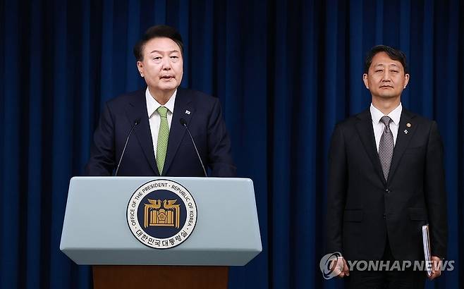 국정브리핑하는 윤석열 대통령 (서울=연합뉴스) 홍해인 기자 = 윤석열 대통령이 3일 오전 서울 용산 대통령실 청사 브리핑실에서 경제 현안과 관련해 국정 브리핑을 하고 있다. 2024.6.3 hihong@yna.co.kr