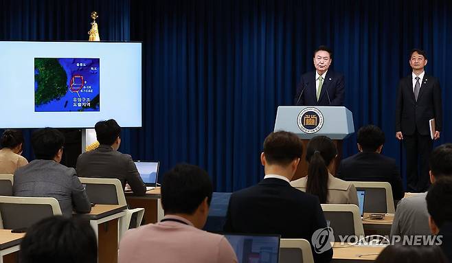 동해에 석유·가스 매장, 윤석열 대통령 국정브리핑 (서울=연합뉴스) 홍해인 기자 = 윤석열 대통령이 3일 오전 서울 용산 대통령실 청사 브리핑실에서 열린 국정브리핑에 참석해 동해 석유·가스 매장과 관련해 설명하고 있다. 윤 대통령 오른쪽은 국정브리핑에 배석한 안덕근 산업통상자원부 장관. 2024.6.3 hihong@yna.co.kr