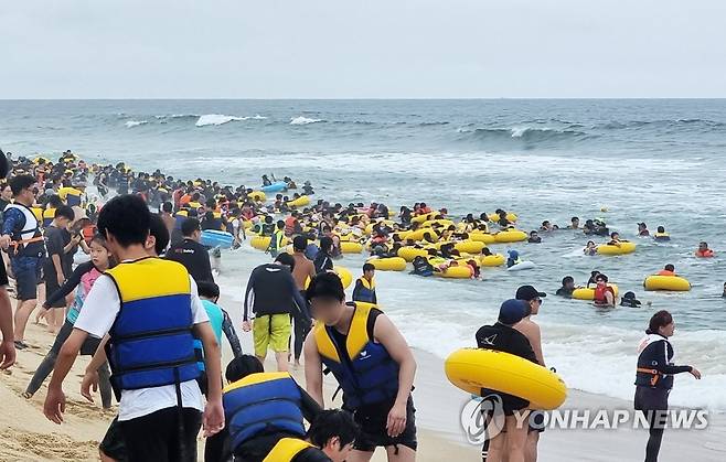 경포해수욕장 피서객 [연합뉴스 자료사진]