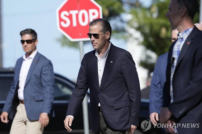 조 바이든 미국 대통령의 차남 헌터 바이든(사진 가운데) [AP=연합뉴스. 자료사진. 재판매 및 DB 금지]