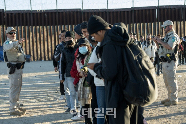 미국 국경 순찰대원이 지난해 12월 멕시코 접경지역인 캘리포니아주 자쿰바에서 불법 입국한 이민자들을 단속하고 있다.(사진=AFP)