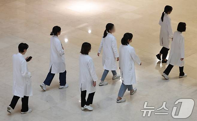 서울 시내의 한 대학병원에서 의료진이 발걸음을 옮기고 있다. 2024.5.26/뉴스1 ⓒ News1 김진환 기자