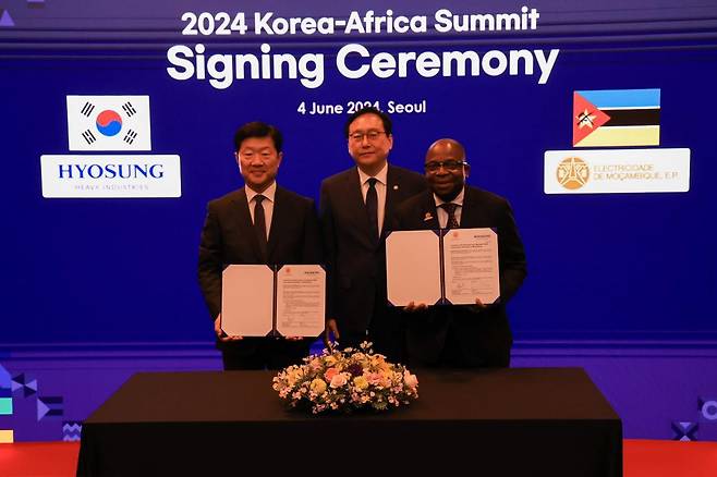효성중공업이 4일 서울 강남구 인터콘티넨탈 서울 코엑스 호텔에서 열린 '한-아프리카 비즈니스 서밋'에서 모잠비크에 대규모 전력기기를 공급하는 내용의 계약 체결식 행사를 가졌다. 우태희 효성중공업 대표이사(왼쪽), 정인교 산업통상자원부 통상교선본부장(가운데), 마르셀리노 알베르토 모잠비크 국영 전력청(EDM) CEO(오른쪽) 등이 참석했다.(효성그룹 제공)