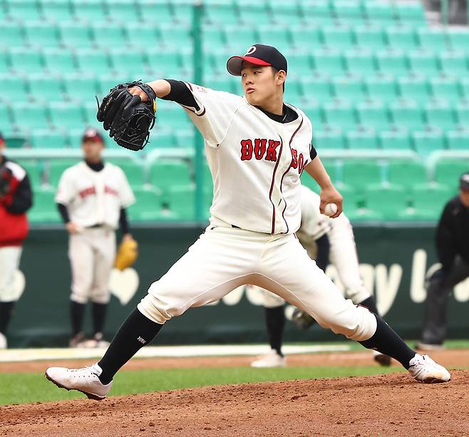 덕수고 정현우가 지난해 인천 SSG랜더스필드에서 열린 신세계이마트배 결승전에서 호투하고 있다. 사진 | SSG 랜더스