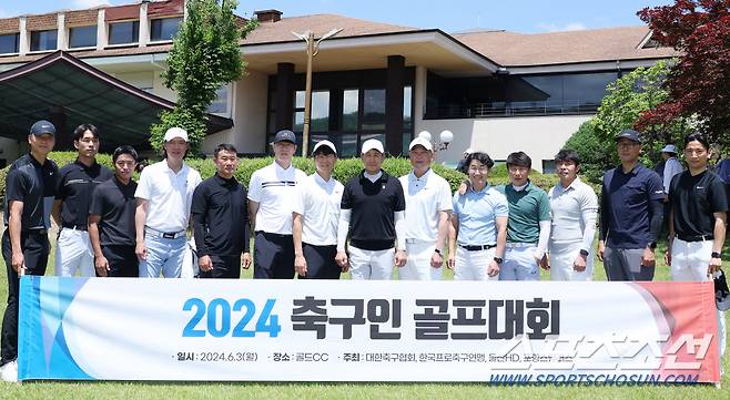 대한축구협회, 한국프로축구연맹, 울산 HD, 포항스틸러스가 주최하고 스포츠경향, 스포츠동아, 스포츠서울, 스포츠월드, 스포츠조선, 일간스포츠 등 스포츠전문 미디어 6개사가 후원하는 '2024년 축구인 골프대회'가 3일 경기도 용인 골드CC에서 개최됐다. 

전남 고태원, 울산 박주영, 포항 백성동, 울산 홍명보 감독, 인천 조성환 감독, 수원FC 김은중 감독, 전북 김두현 감독, 포항 박태하 감독, 천안 김태완 감독, 전남 이장관 감독, 서울 김기동 감독, 안산 임관식 감독, 성남 최철우 감독, 제주 정운(왼쪽부터)이 기념 촬영을 하고 있다.  용인=허상욱 기자wook@sportschosun.com/2024.06.03/