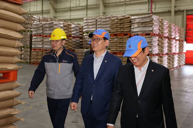 고광효 관세청장(가운데)이 4일 인천 중구 CJ제일제당 인천공장을 방문해 생산시설을 둘러보고 있다. /관세청 제공