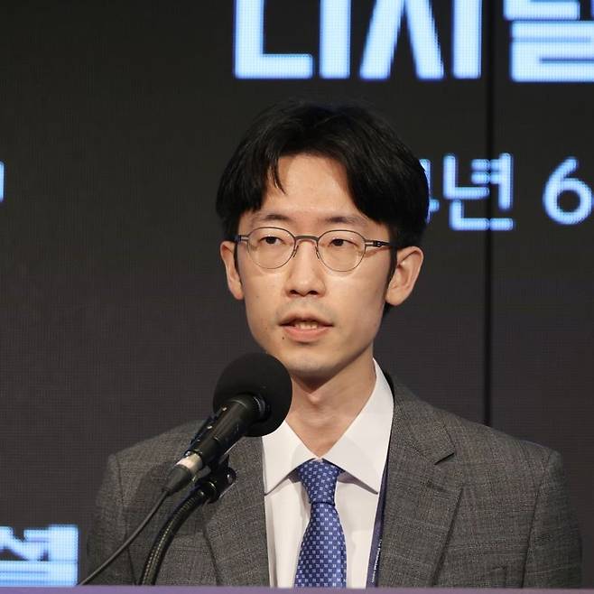 파이낸셜뉴스가 한국핀테크산업협회 토큰증권협의회와 함께 4일 서울 영등포구 여의도 중소기업중앙회 KBIZ홀에서 토크노미코리아 2024를 개최했다. 홍성욱 NH투자증권 책임연구원이 강연을 하고 있다. 사진=서동일 기자