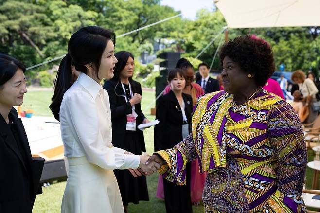 김건희 여사가 4일 서울 청와대 녹지원에서 열린 2024 한-아프리카 정상회의 배우자 친교 행사에서 문화 공연 관람 뒤 모잠비크 이자우라 공살루 페하옹 뉴지 여사와 인사하고 있다.  [대통령실 제공] 연합뉴스